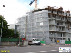 Echafaudage multidirectionnel avec bâche de protection